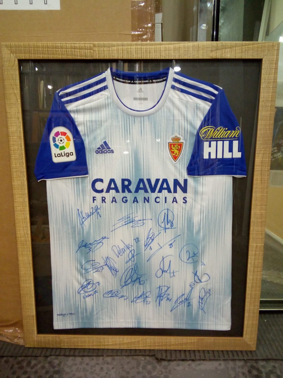 Camiseta firmada por el Real Zaragoza Enmarcación para camiseta firmada por el Real Zaragoza