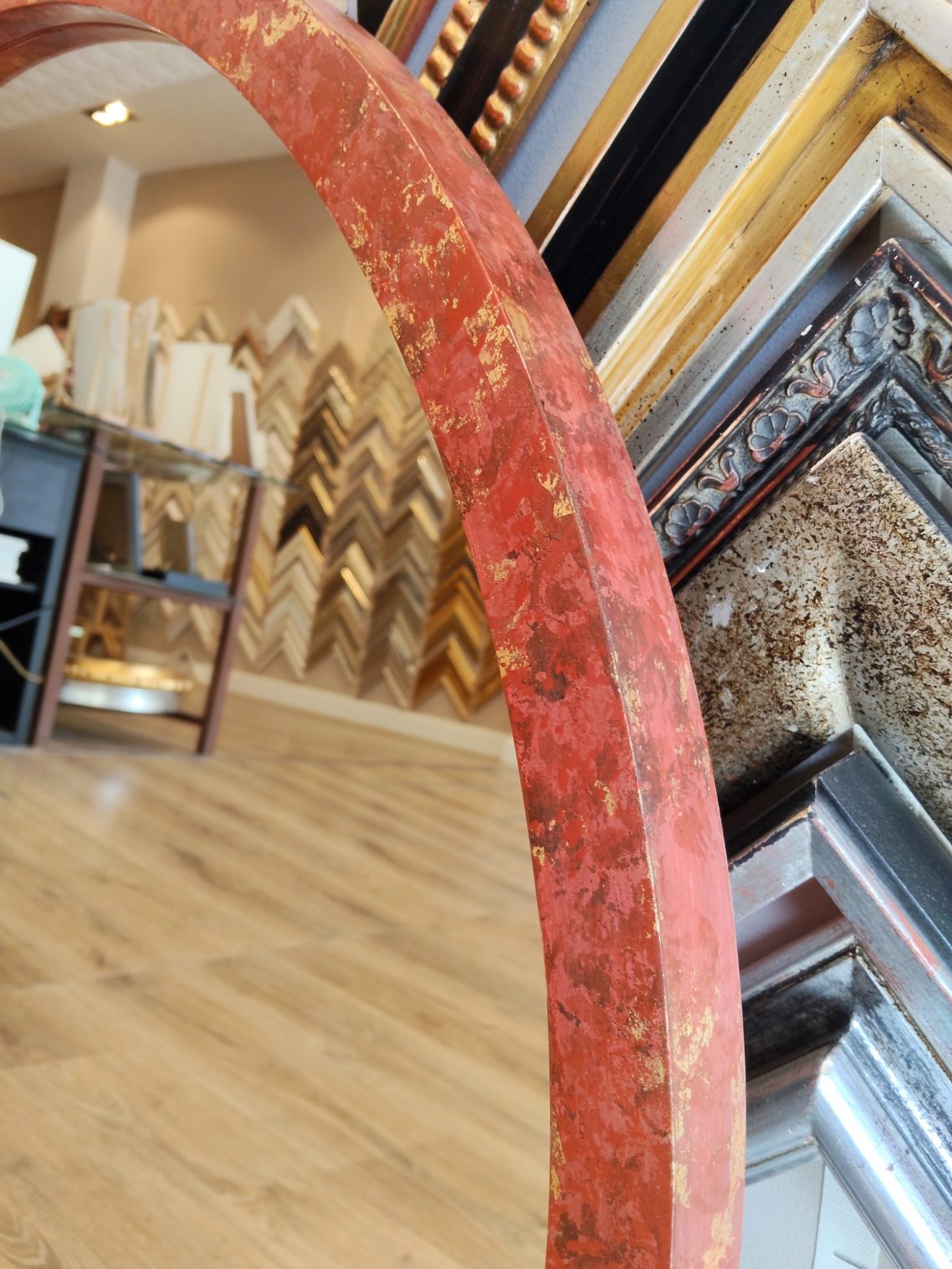 Moldura roja, teja y oro 3 cm Moldura policromía roja para espejo redondo