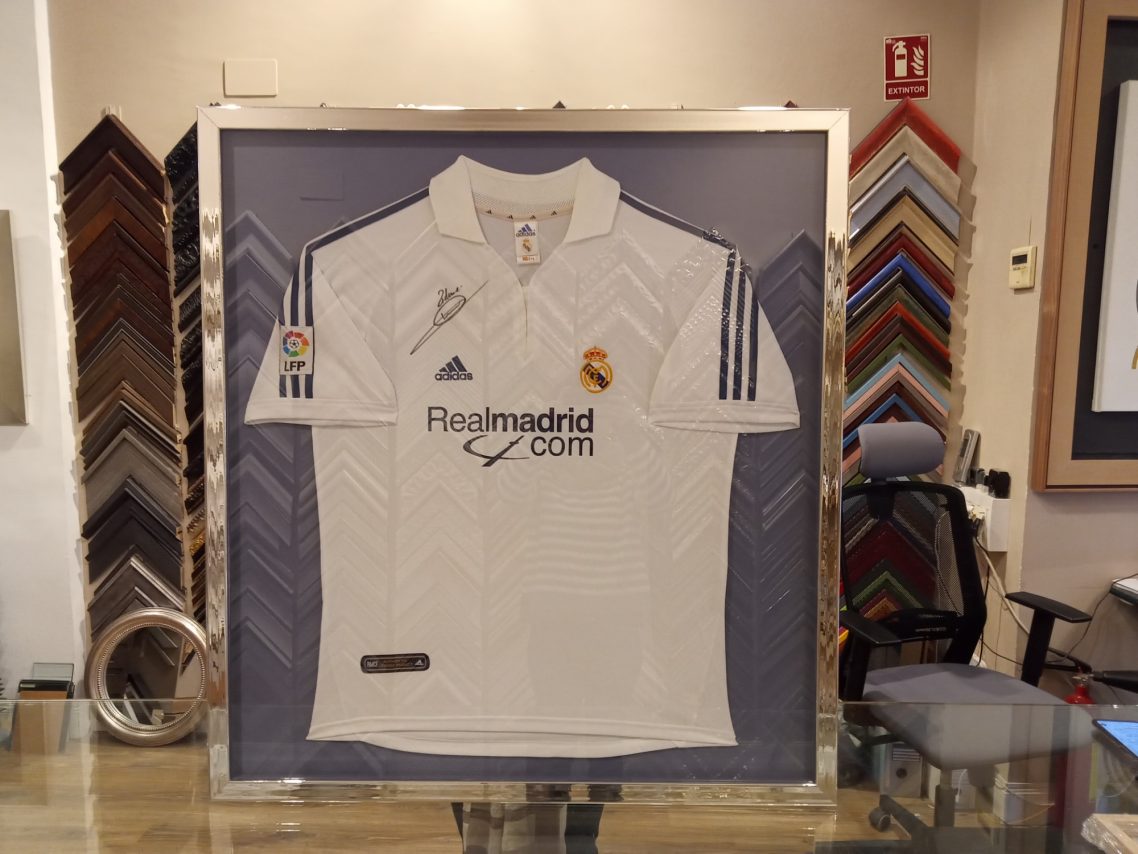 Camiseta firmada por Zinedine Zidane Enmarcación para camiseta de futbol del Real Madrid