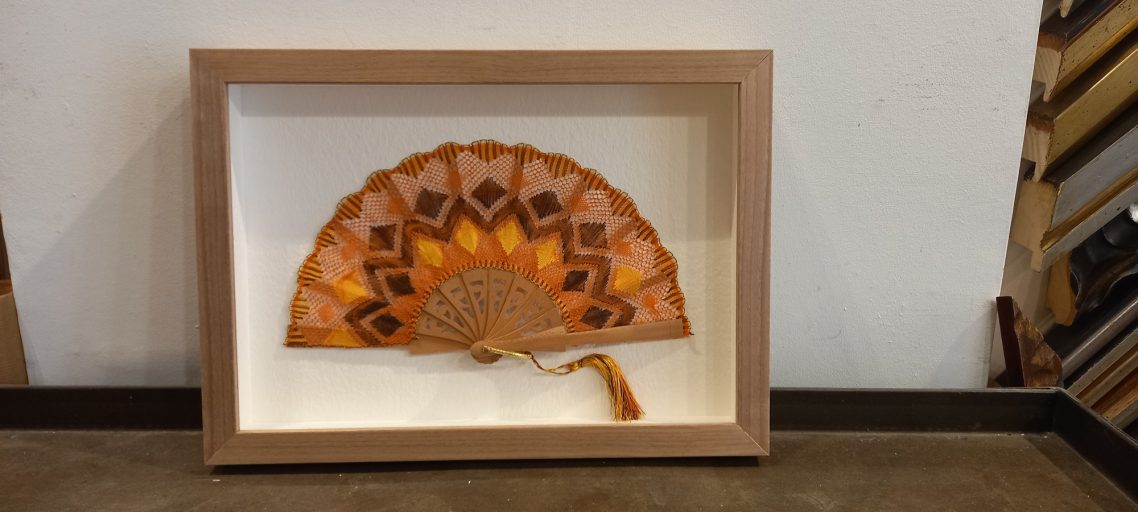 Abanico enmarcado en madera Abanico enmarcado en madera
