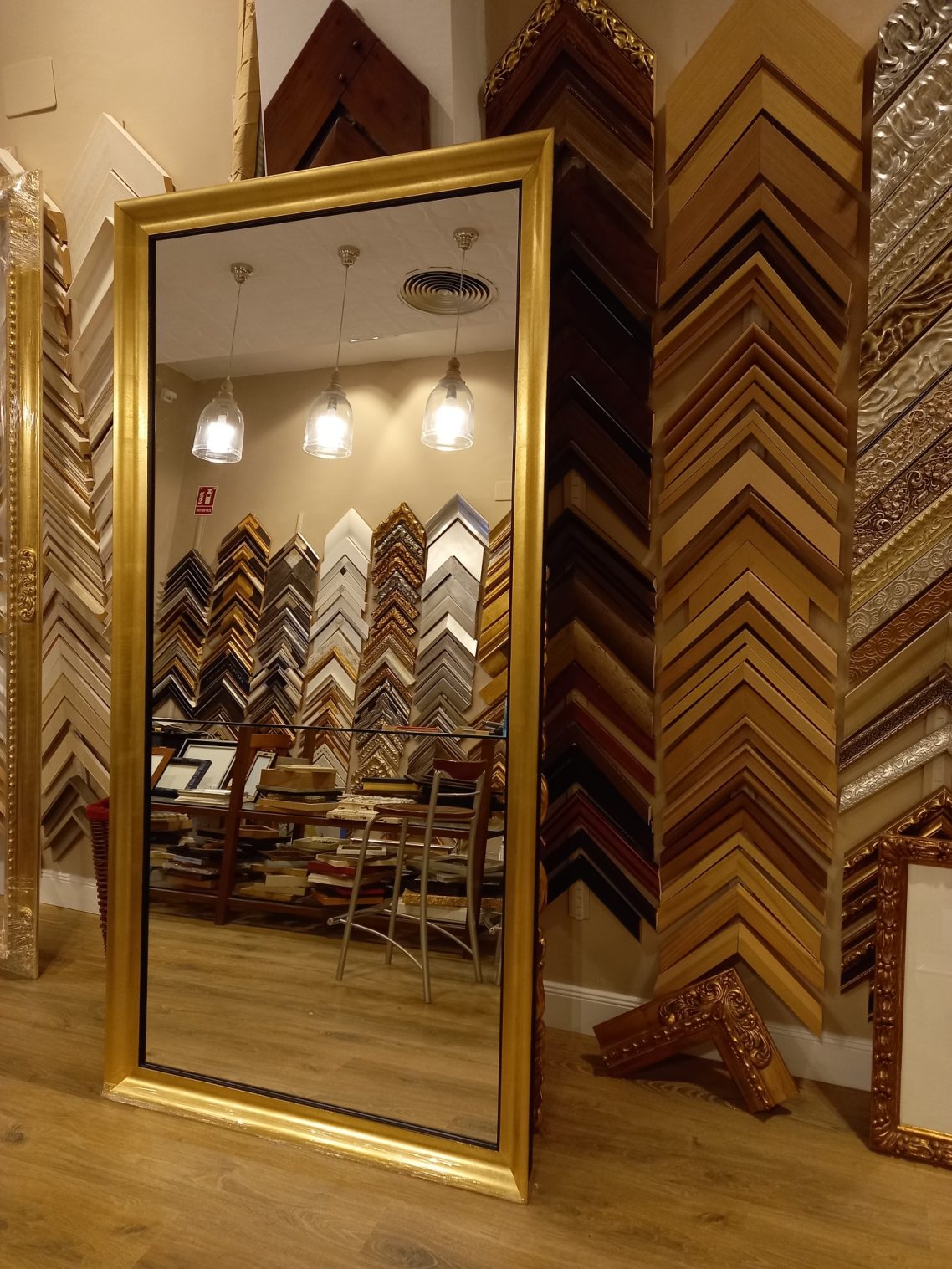 Espejo dorado y filo negro Espejo dorado a medida en zaragoza